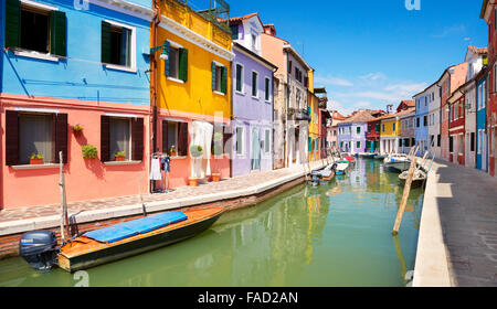 Maisons colorées typiques dans le village de Burano près de Venise en Italie (Burano Lagoon Island), l'UNESCO Banque D'Images