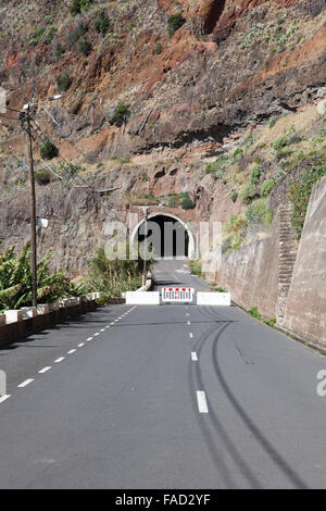 Entrée du tunnel fermé de l'ancienne route côtière. Madalena do Mar, à Madère Banque D'Images