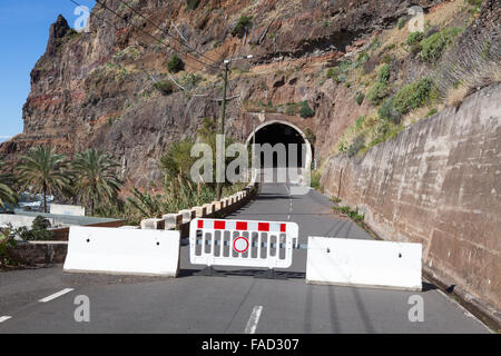 Entrée du tunnel fermé de l'ancienne route côtière. Madalena do Mar, à Madère Banque D'Images