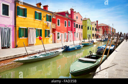 Maisons colorées de Burano village près de Venise, Italie Banque D'Images