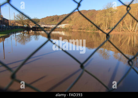 Mytholmroyd, UK. Dec 27, 2015. Terrains de jeu en Mytholmroyd, inondé lors de la rivière Calder éclater ses banques après une pluie continue. Credit : Graham Hardy/Alamy Live News Banque D'Images