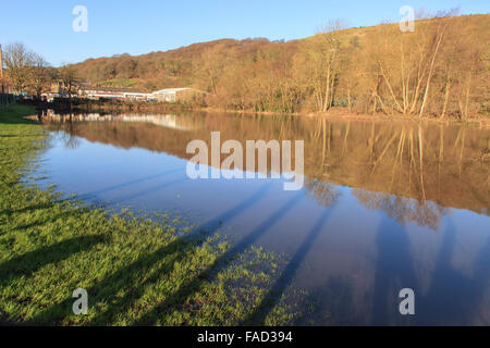 Mytholmroyd, UK. Dec 27, 2015. Terrains de jeu en Mytholmroyd, inondé lors de la rivière Calder éclater ses banques après une pluie continue. Credit : Graham Hardy/Alamy Live News Banque D'Images