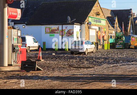 Mytholmroyd, UK. Dec 27, 2015. La Co-Operative parking à Mytholmroyd après la rivière Calder éclater ses banques après une pluie continue. Credit : Graham Hardy/Alamy Live News Banque D'Images