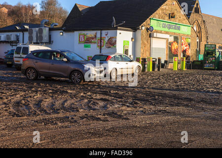 Mytholmroyd, UK. Dec 27, 2015. La Co-Operative parking à Mytholmroyd après la rivière Calder éclater ses banques après une pluie continue. Credit : Graham Hardy/Alamy Live News Banque D'Images