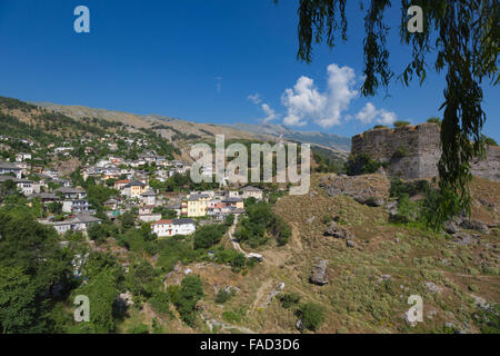 Gjirokastra ou Saranda, Albanie. Le Château ou citadelle avec une banlieue de la ville à la gauche. Banque D'Images