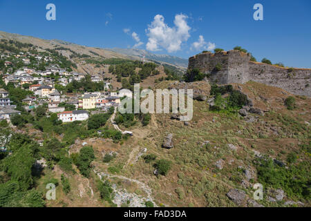 Gjirokastra ou Saranda, Albanie. Le Château ou citadelle avec une banlieue de la ville à la gauche. Banque D'Images