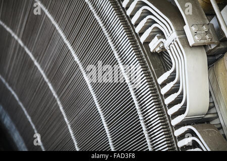 Gros plan d'un stator d'un gros moteur électrique. Banque D'Images