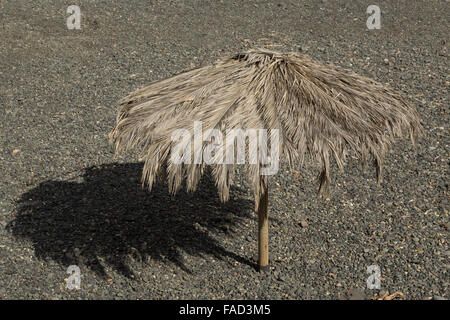 Une photographie d'un parapluie fait de feuilles de palmier sur Playa Vallehermoso à La Gomera, Îles Canaries, Espagne. Banque D'Images