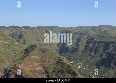 Une photographie d'une route sinueuse dans les montagnes au-dessus de Valle Gran Rey à La Gomera, Îles Canaries, Espagne. Banque D'Images