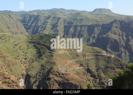 Une photographie d'une route sinueuse dans les montagnes au-dessus de Valle Gran Rey à La Gomera, Îles Canaries, Espagne. Banque D'Images