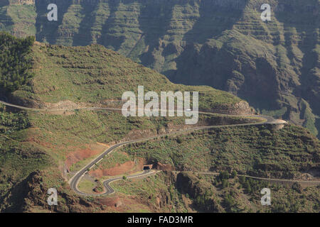 Une photographie d'une route sinueuse qui mène à un tunnel dans les montagnes au-dessus de Valle Gran Rey à La Gomera, Îles Canaries, Espagne. Banque D'Images