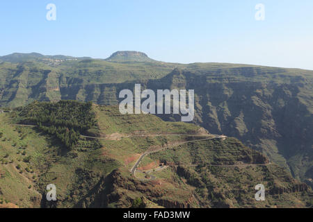 Une photographie d'une route sinueuse qui mène à un tunnel dans les montagnes au-dessus de Valle Gran Rey à la Gomera, Îles Canaries, Espagne. Banque D'Images