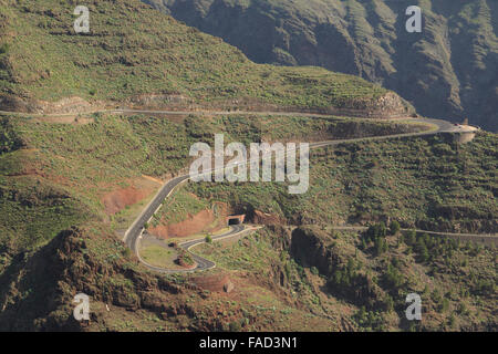 Une photographie d'une route sinueuse qui mène à un tunnel dans les montagnes au-dessus de Valle Gran Rey à la Gomera, Îles Canaries, Espagne. Banque D'Images