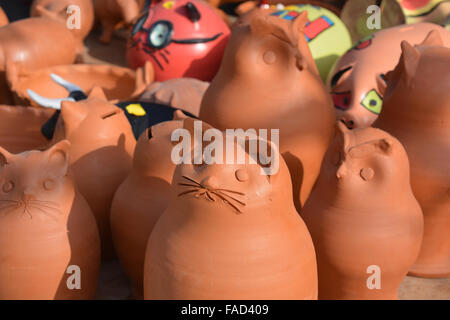 Poterie non émaillée tirelires en forme de cochons, des hiboux et des chats, à vendre à une boutique près de Guadalest, Espagne. Banque D'Images