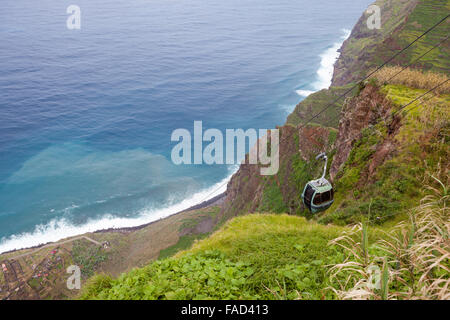 Téléphérique à Fajãs do Cabo Girão. Achadas da Cruz, à Madère Banque D'Images