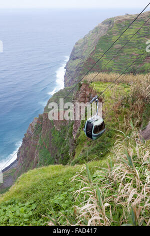 Téléphérique à Fajãs do Cabo Girão. Achadas da Cruz, à Madère Banque D'Images