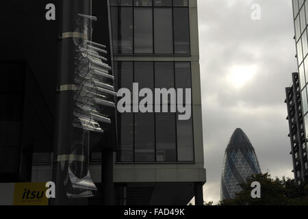 Vue sur le ciel gris, pour le Gherkin, rouleau en plastique attaché à sculpture bâtiment gris, Spital Square, Spitalfields, Londres, UK Banque D'Images