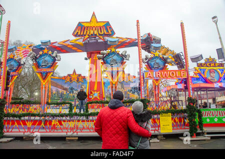 Londres, Royaume-Uni, 27 décembre 2015, Winter Wonderland à Hyde Park. Boxing day sales continuent sans relâche sur le lendemain, dimanche, dans le West End. Banque D'Images