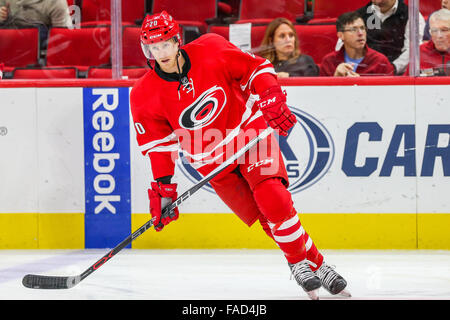 26 déc 2015 - Centre Carolina Hurricanes Riley Nash (20) au cours de la partie de la LNH entre les Devils du New Jersey et les Hurricanes de la Caroline au PNC Arena. © Andy Martin Jr./ZUMA/Alamy Fil Live News Banque D'Images