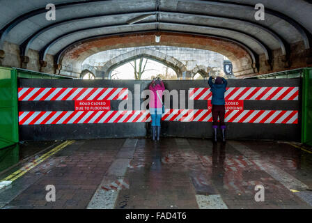 York, Royaume-Uni. 27 Décembre, 2015. De vastes perturbations continue à York à la suite de l'inondation de la rivière Ouse et rivière Foss. Portes freinent l'eau sur certaines routes du centre-ville mais peut être violée que les niveaux continuent d'augmenter. Bailey-Cooper Photo Photography/Alamy Live News Banque D'Images