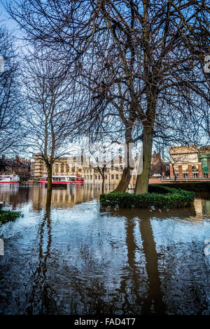 York, Royaume-Uni. 27 Décembre, 2015. De vastes perturbations continue à York à la suite de l'inondation de la rivière Ouse et rivière Foss. Bailey-Cooper Photo Photography/Alamy Live News Banque D'Images
