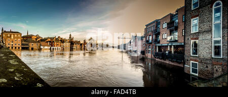 York, Royaume-Uni. 27 Décembre, 2015. De vastes perturbations continue à York à la suite de l'inondation de la rivière Ouse et rivière Foss. Vue de la rivière gonflée /ouse de Ouse Bridge dans le centre-ville de York. Bailey-Cooper Photo Photography/Alamy Live News Banque D'Images