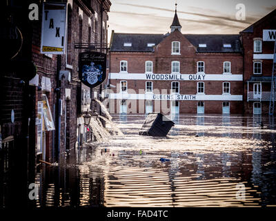 York, Royaume-Uni. 27 Décembre, 2015. De vastes perturbations continue à York à la suite de l'inondation de la rivière Ouse et rivière Foss. Pubs et restaurants le long de la rivière sont d'essayer de pomper l'eau de l'inondation. Bailey-Cooper Photo Photography/Alamy Live News Banque D'Images