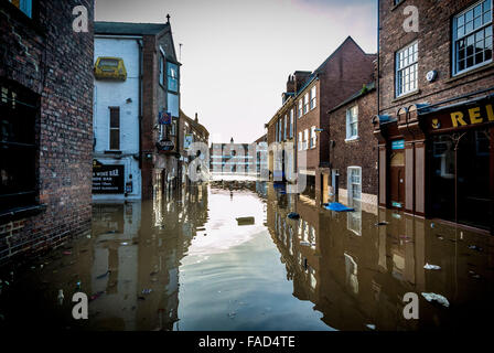 York, Royaume-Uni. 27 Décembre, 2015. De vastes perturbations continue à York à la suite de l'inondation de la rivière Ouse et rivière Foss. Pubs et restaurants le long de la rivière sont d'essayer de pomper l'eau de l'inondation. Bailey-Cooper Photo Photography/Alamy Live News Banque D'Images