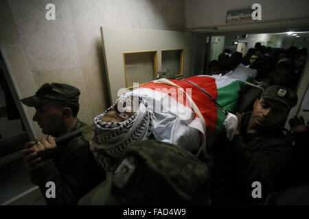 Bethléem, en Cisjordanie. Dec 27, 2015. Le corps d'Issam Thawabtah (32) de la ville de Beit Fajjar Beitjalah est arrivée à l'hôpital, après avoir été tués et conservés par le gouvernement israélien depuis le 22 novembre. Credit : Mustafa Bader/ZUMA/Alamy Fil Live News Banque D'Images