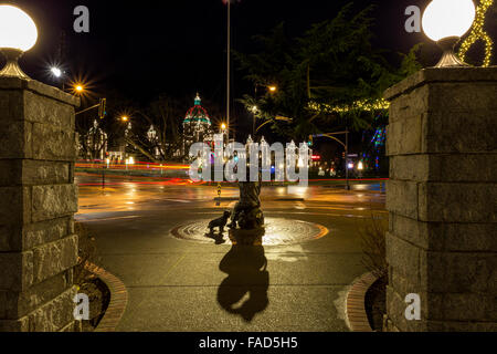 Emily Carr statue et des édifices législatifs illuminée pour Noël à l'aube-Victoria, Colombie-Britannique, Canada. Banque D'Images