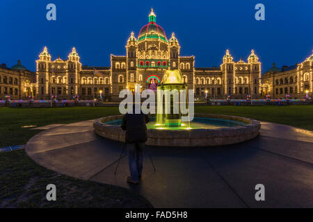 Des édifices législatifs et fontaine illuminée pour Noël à l'aube-Victoria, Colombie-Britannique, Canada. Banque D'Images