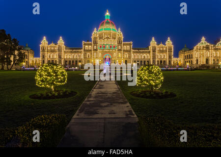 Des édifices législatifs et fontaine illuminée pour Noël à l'aube-Victoria, Colombie-Britannique, Canada. Banque D'Images