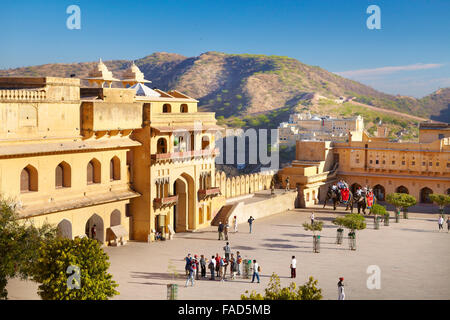 Vue sur cour intérieure, Jaleb Chowk Fort Amber, Jaipur, Inde Banque D'Images