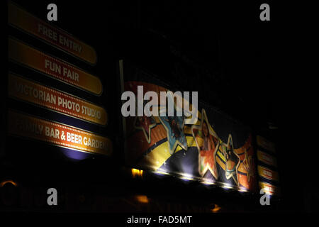 Vue de nuit oblique entrée lumineuse façade de la jetée sud, avec 5 étoiles de gens d'images sur la jetée's rides, Blackpool Banque D'Images