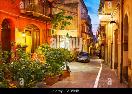 Rue de la vieille ville à l'éclairage du soir, Cefalù, Sicile, Italie Banque D'Images