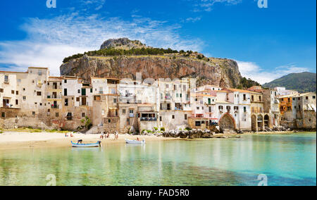 Sicily Island - maisons médiévales et la Rocca Hill, Cefalu, Italie Banque D'Images