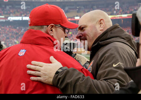 Kansas City, MO, USA. Dec 27, 2015. L'entraîneur-chef Mike Cleveland Browns Pettine Kansas City Chiefs accueille l'entraîneur-chef Andy Reid après le match de la NFL entre les Cleveland Browns et les Kansas City Chiefs au Arrowhead Stadium de Kansas City, MO. Les chefs défait les Browns 17-13 Tim Warner/CSM/Alamy Live News Banque D'Images