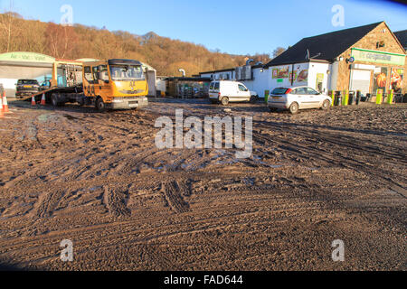 Mytholmroyd, UK, le 27 mai 2015. La Co-Operative parking à Mytholmroyd après la rivière Calder éclater ses banques après une pluie continue. Credit : Graham Hardy/Alamy Live News Banque D'Images