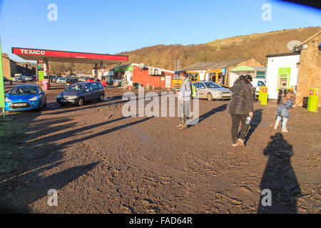 Mytholmroyd, UK, le 27 mai 2015. Le personnel de donner gratuitement les produits de nettoyage en dehors de la Co-Operative supermarché dans Mytholmroyd, suite à l'inondation sur Boxing Day 2015 : Crédit Graham Hardy/Alamy Live News Banque D'Images