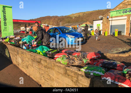 Mytholmroyd, UK, le 27 mai 2015. Le personnel de donner gratuitement les produits de nettoyage en dehors de la Co-Operative supermarché dans Mytholmroyd, suite à l'inondation sur Boxing Day 2015 : Crédit Graham Hardy/Alamy Live News Banque D'Images