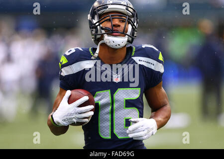 Seattle, USA. Dec 27, 2015. Seattle Seahawks wide receiver Tyler Lockett (16) regarde au-dessus de la foule lors de l'échauffement avant un match entre les St Louis Rams et Seattle Seahawks au champ CenturyLink à Seattle, WA, le 27 décembre 2015. Credit : Sean Brown/Cal Sport Media/Alamy Live News Banque D'Images