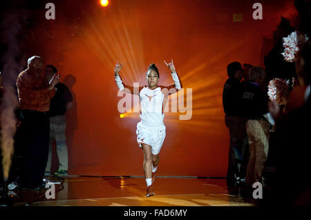 Austin, TX USA. Dec 27, 2015. Texas longhorns Brooke McCarty # 11 en action au cours de la Basket-ball match entre Sam Houston State au Frank Erwin Center à Austin TX. © csm/Alamy Live News Banque D'Images