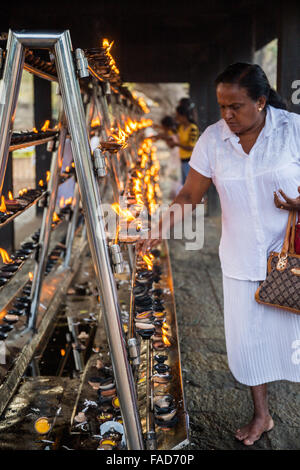 Pèlerins, dans le dagoba Ruvanvelisaya, ville sacrée d'Anuradhapura, Site du patrimoine mondial de l'UNESCO, le centre-nord de la province, Sri Lanka Banque D'Images