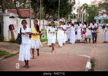 Pèlerins dans l'Ruwanwelisaya Dagoba, ville sacrée d'Anuradhapura, Site du patrimoine mondial de l'UNESCO, le centre-nord de la province, Sri Lanka Banque D'Images