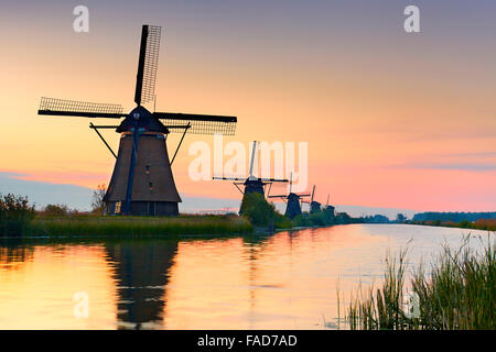 Moulins à vent de Kinderdijk au lever du soleil - Hollande Pays-Bas Banque D'Images