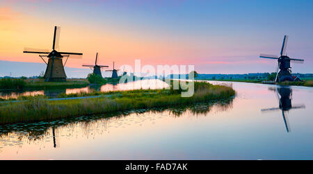 Moulins à vent de Kinderdijk avant le lever du soleil - Hollande Pays-Bas Banque D'Images