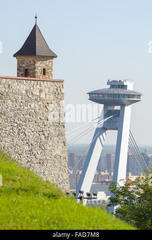 Le château de Bratislava avec le Pont du Soulèvement national slovaque Banque D'Images