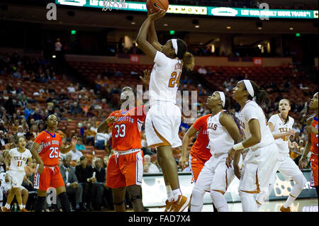 Austin, TX, USA. Dec 27, 2015. Texas longhorns Ariel Atkins # 24 en action au cours de la Basket-ball match entre Sam Houston State au Frank Erwin Center à Austin, TX. © csm/Alamy Live News Banque D'Images