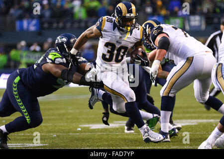 Seattle, USA. Dec 27, 2015. Saint Louis Rams en marche arrière Todd Gurley (30) casse un attaquer durant un match entre le Saint Louis Rams et Seattle Seahawks au champ CenturyLink à Seattle, WA, le 27 décembre 2015. Les Rams a battu les Seahawks 23-17. Credit : Sean Brown/Cal Sport Media/Alamy Live News Banque D'Images