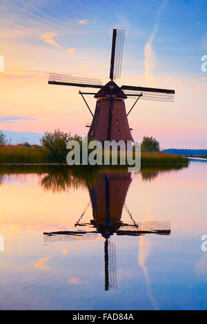 Moulins à vent de Kinderdijk avant le lever du soleil - Hollande Pays-Bas Banque D'Images